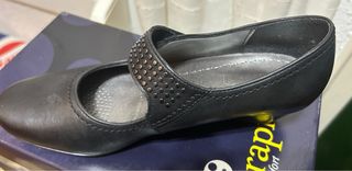 Zapatos de señora negros con tachuelas