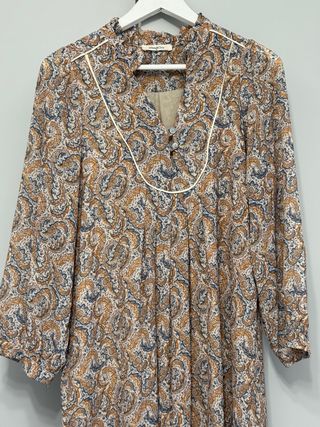 Vestido White&One estampado paisley