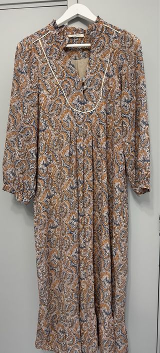 Vestido White&One estampado paisley