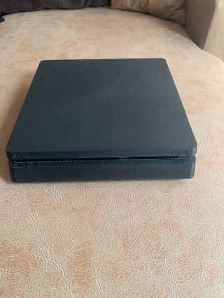 PS4 Slim 1TB + mando y juegos