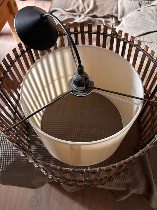 Lámpara de bambú y metal
son dos lámparas