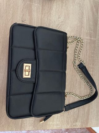 Bolso acolchado negro con cadena dorada