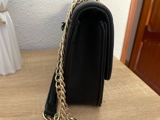 Bolso acolchado negro con cadena dorada