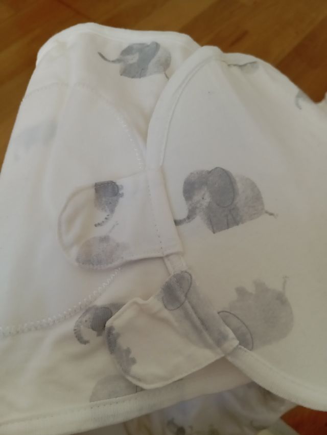 Saco arrullo bebé elefantes y nubes. Swaddle.