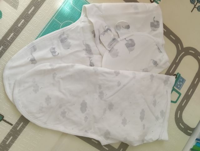 Saco arrullo bebé elefantes y nubes. Swaddle.