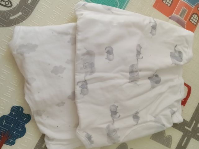 Saco arrullo bebé elefantes y nubes. Swaddle.