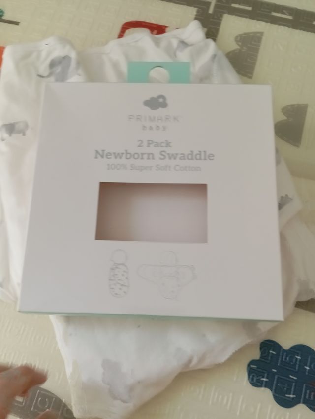 Saco arrullo bebé elefantes y nubes. Swaddle.