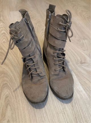 Botines tachuelas piel beige