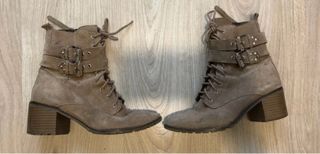 Botines tachuelas piel beige
