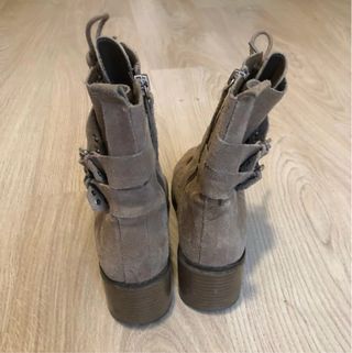 Botines tachuelas piel beige