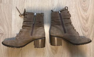 Botines tachuelas piel beige