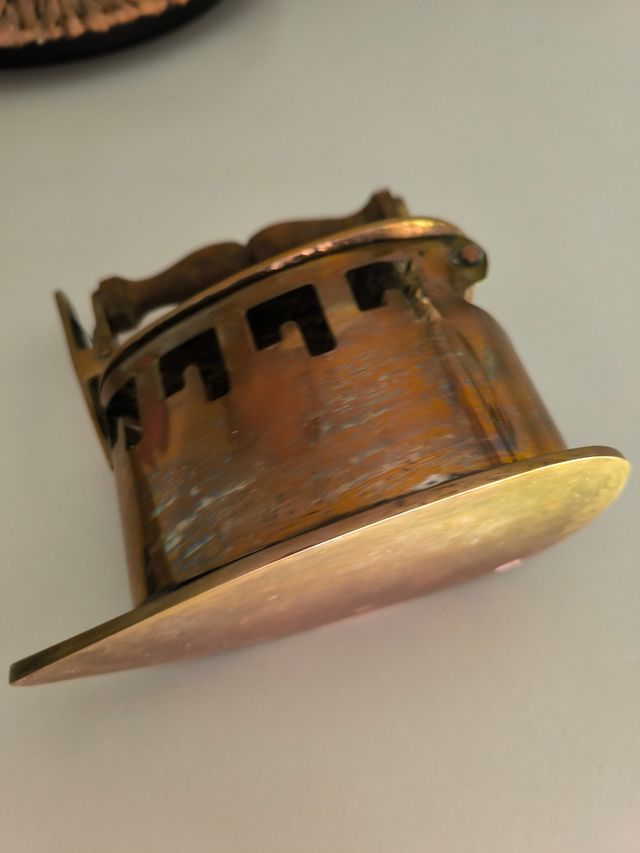 Placa antiga de latão e madeira de 1930