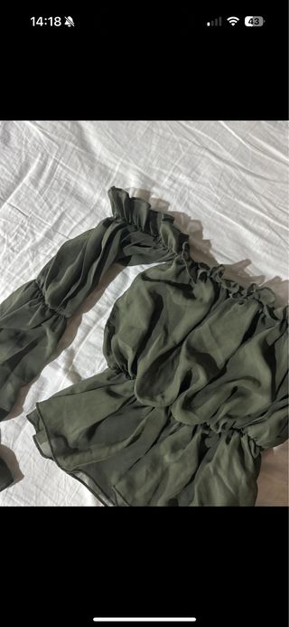 Blusa verde militar con volantes