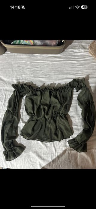 Blusa verde militar con volantes
