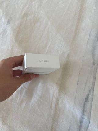 Caja AirPods 4 sin cancelación de ruido
