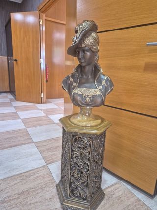 Busto de mujer en metal con pedestal