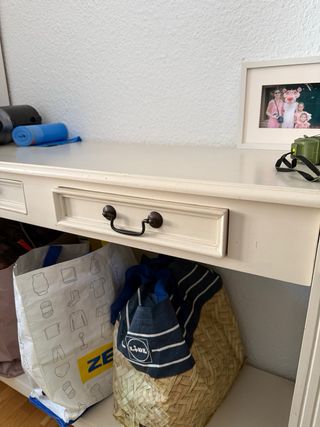 Mueble de entrada de madera, en tono blanco.