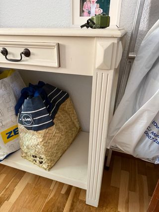 Mueble de entrada de madera, en tono blanco.