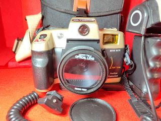 Cámara Olympia Gold/Black con Flash y Bolsa