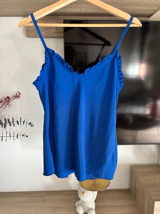 Top azul klein con volantes talla M