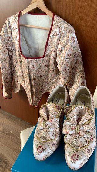 Corpiño y zapatos de fallera a juego