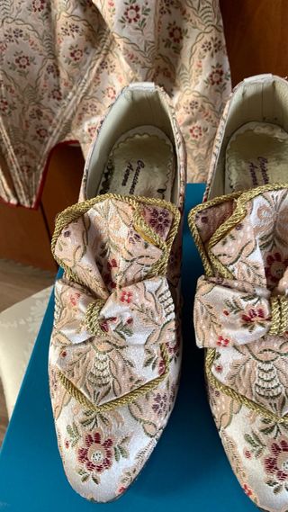 Corpiño y zapatos de fallera a juego