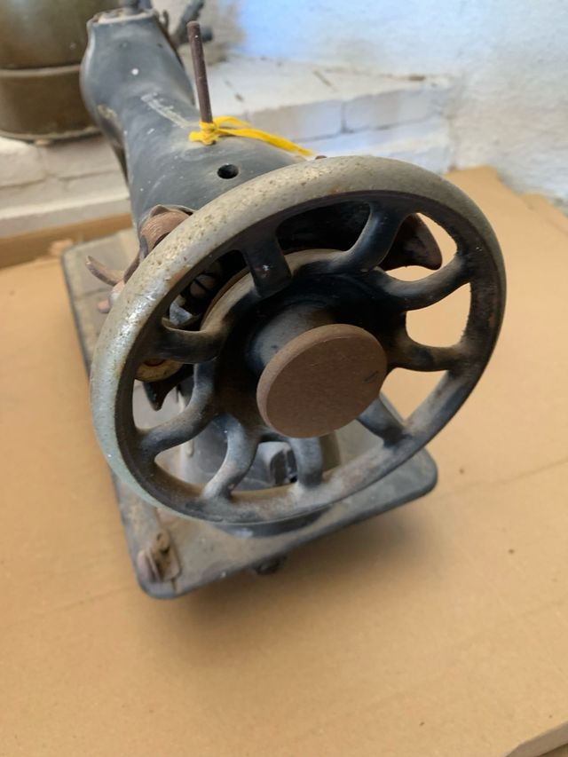 Máquina de coser antigua SINGER