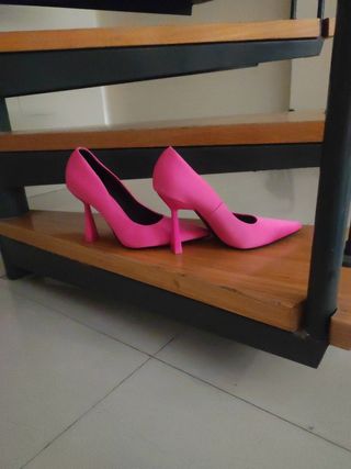 Zapatos de tacón rosa , negros y botas negras 