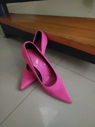 Zapatos de tacón rosa , negros y botas negras 