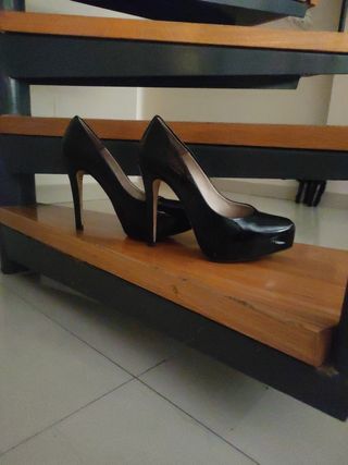Zapatos de tacón rosa , negros y botas negras 