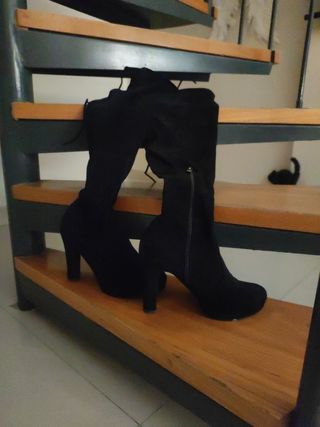 Zapatos de tacón rosa , negros y botas negras 