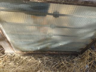 Puerta de hierro con cristal y cerradura