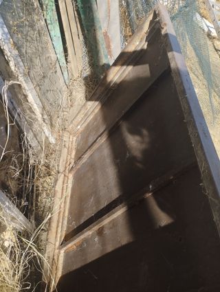 Puerta de hierro con cristal y cerradura