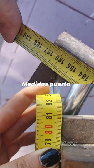 Puerta de hierro con cristal y cerradura