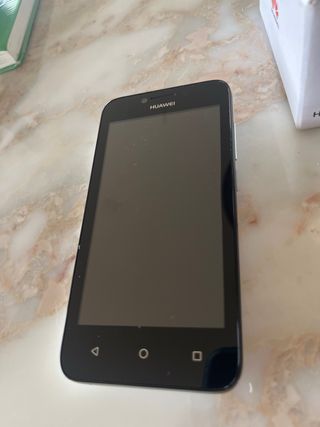 Nuovissimo Huawei Y5 in bianco e nero con custodia