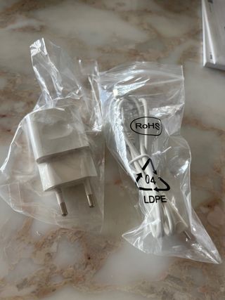 Nuovissimo Huawei Y5 in bianco e nero con custodia