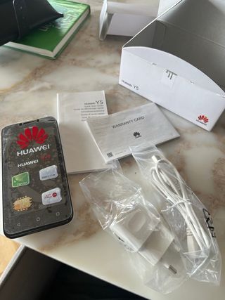 Nuovissimo Huawei Y5 in bianco e nero con custodia