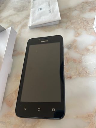 Nuovissimo Huawei Y5 in bianco e nero con custodia