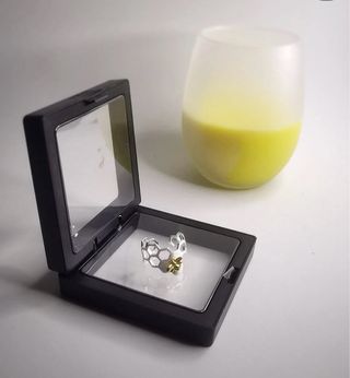 Anillo de plata 925 con diseño panal ,abeja dorada