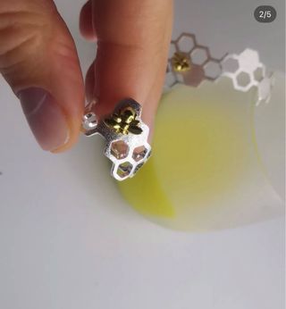 Anillo de plata 925 con diseño panal ,abeja dorada