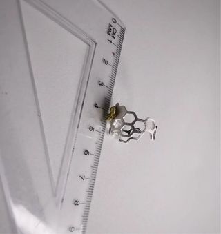 Anillo de plata 925 con diseño panal ,abeja dorada