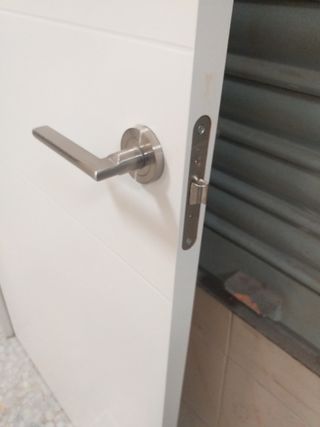 Puerta interior blanca