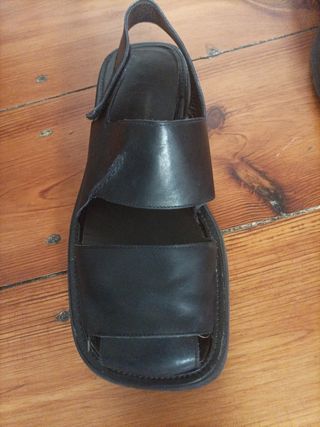 Sandalias negras de piel de hombre.
Made in Italy.