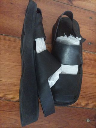 Sandalias negras de piel de hombre.
Made in Italy.