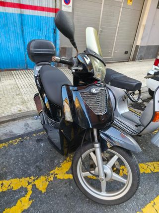 Moto Kymco Negra