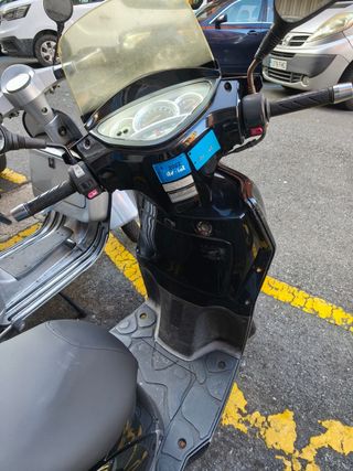 Moto Kymco Negra