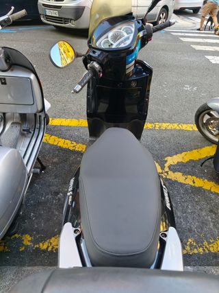 Moto Kymco Negra