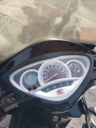 Moto Kymco Negra