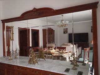 Mueble de salón de madera con detalles