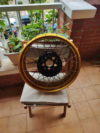 Llanta trasera BMW GS dorada sin neumático